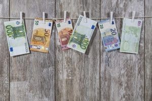 Foto van euro biljetten aan een waslijn